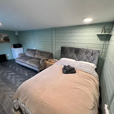 Cozy Cabin Independent Ensuite Guildford Exterior photo