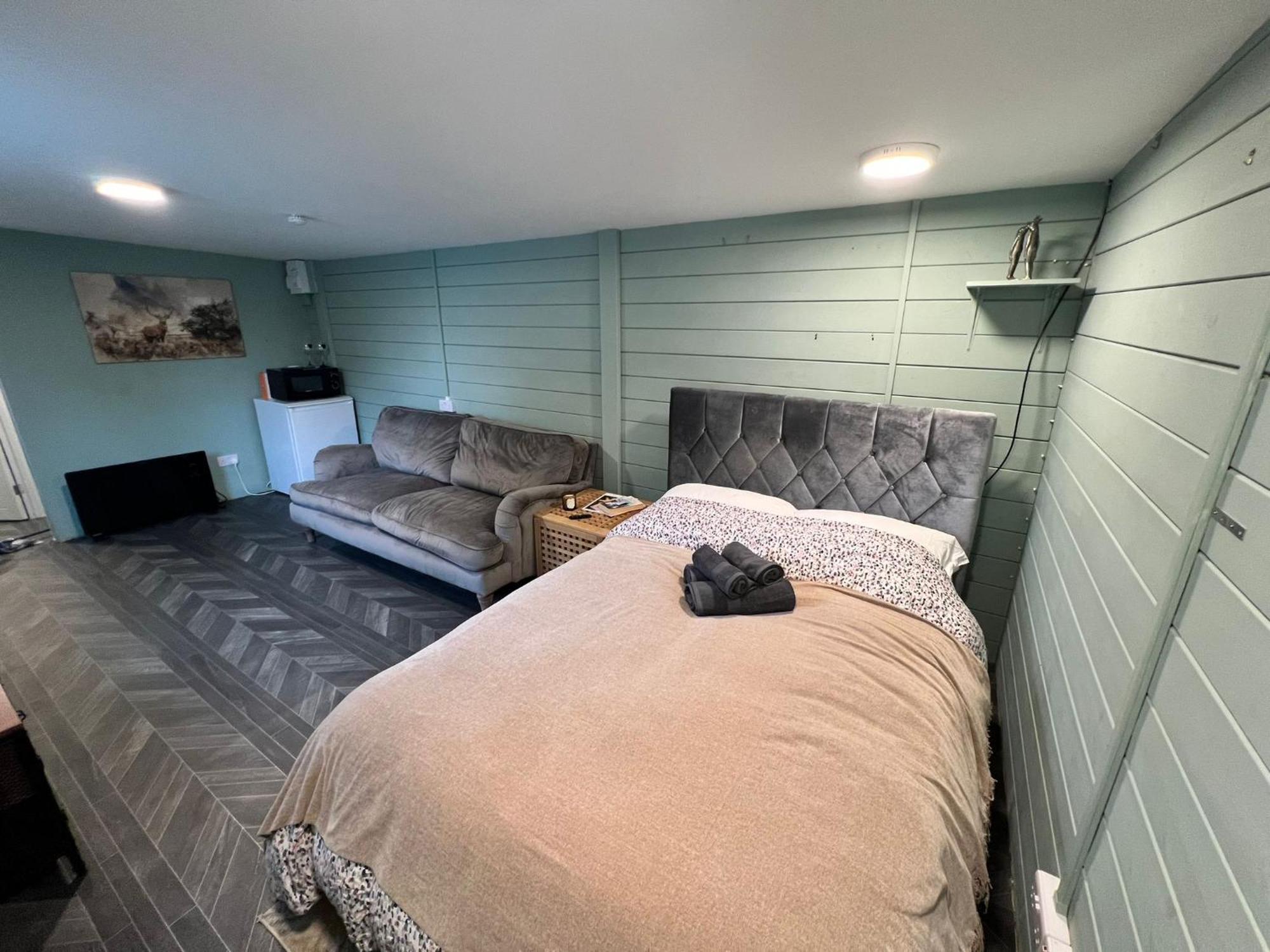 Cozy Independent Ensuite Homestay Guildford